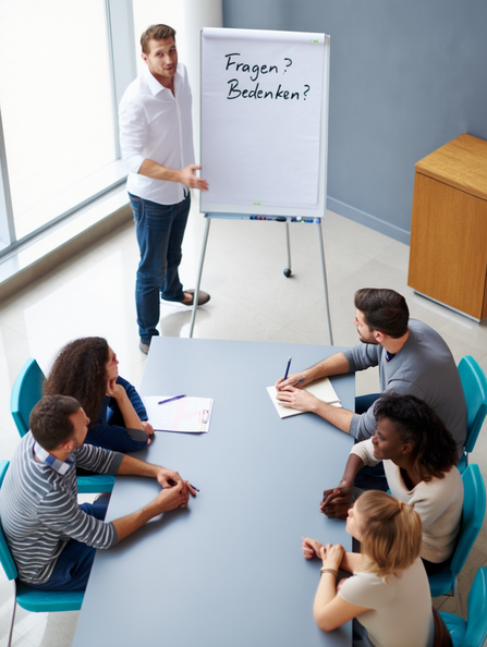 Change-Müdigkeit im Meeting — Menschen nicken, aber niemand spricht
