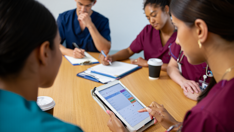 Pflegeteam bei der Übergabe — Kommunikation und Patientensicherheit