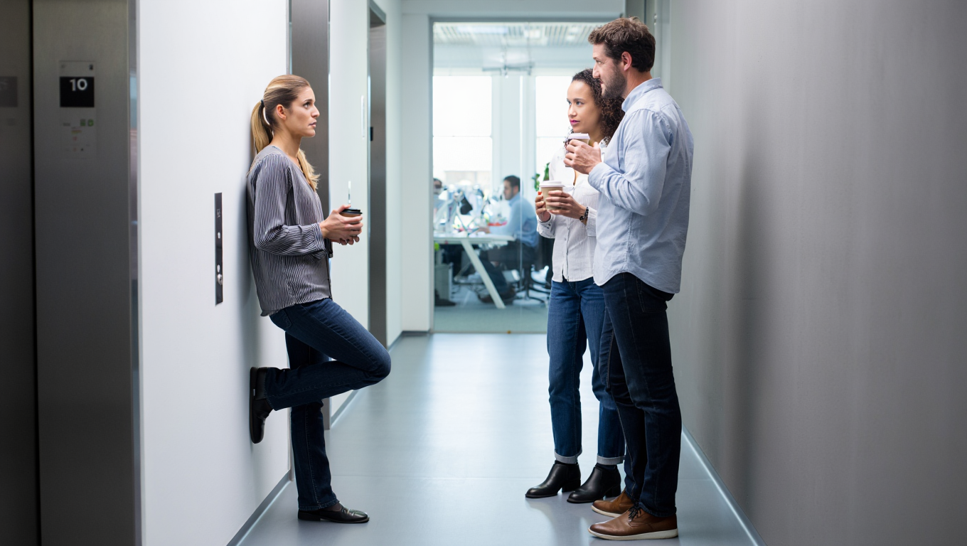 Employer Branding Realität — informelles Gespräch auf dem Flur statt offener Kommunikationskultur